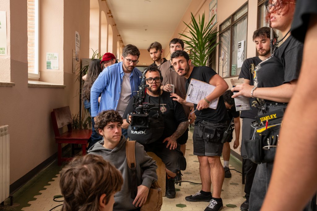 Imagen del equipo de rodaje en pleno trabajo, con la cámara mirando al objetivo.